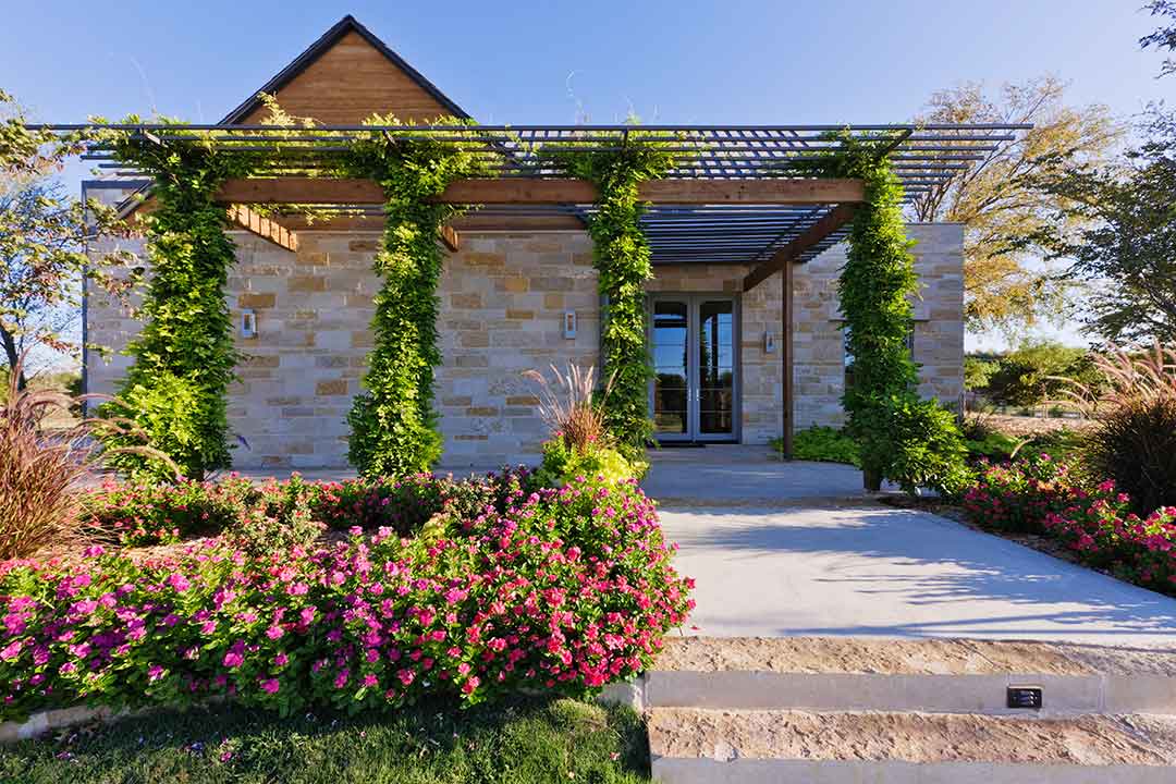 casa muy eficiente energéticamente con muros de aislamiento jardín, arenas, piedras y paneles solares