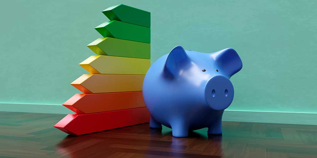 escala de niveles de eficiencia energética - ahorro energético y hucha de cerdito