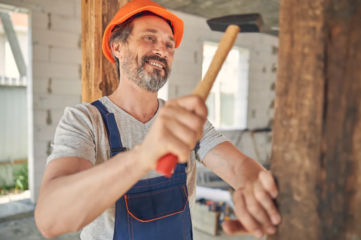 Carpintero trabajando en proyecto de reformas de casa en Barcelona - Reformas Integrales COAN