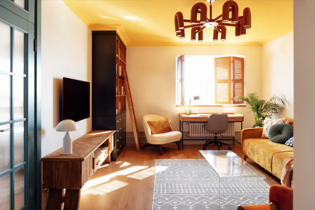 reformas integrales en Nou Barris - reformas en el barrio de la Guineueta - reformas COAN Barcelona - salón con espacio para el teletrabajo o despacho en el salón de estilo abierto