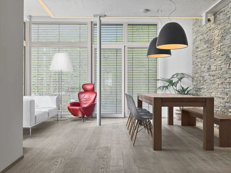 salón de casa en Les Corts. Sillón, suelo laminado de madera y mesa