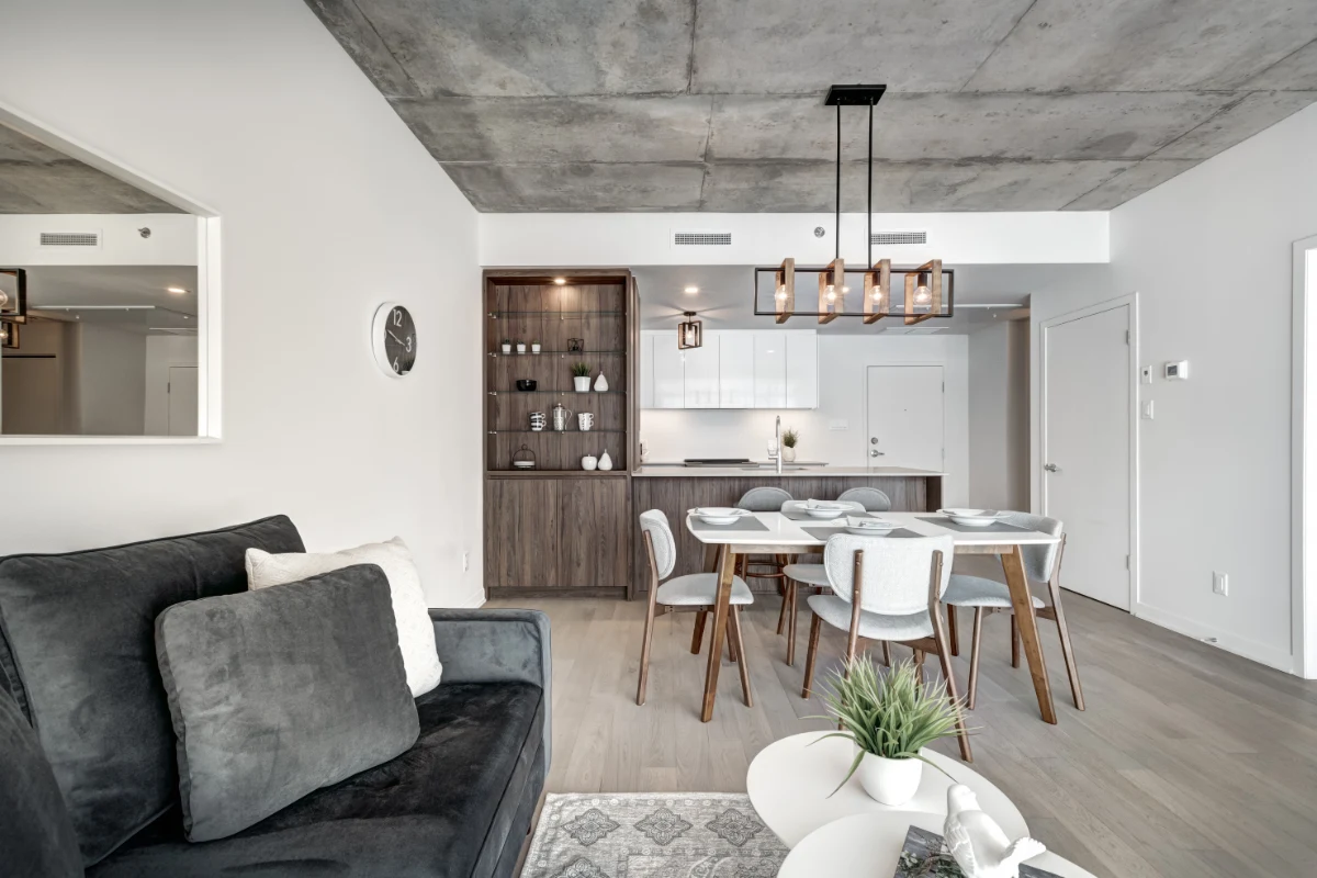 abrir cocina al salón en reforma integral en Barcelona - aprovechando el espacio al máximo y creando ambiente familiar y de común