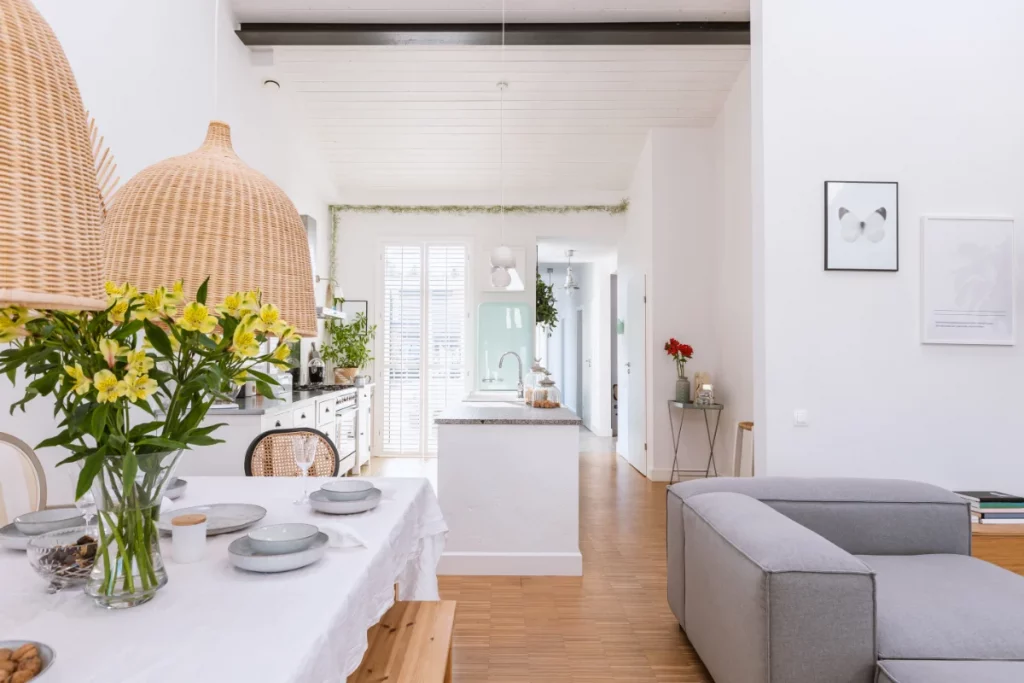 Mejora de la eficiencia energética en Barcelona - Salón y cocina comunicados- Rehabilitación energética integral