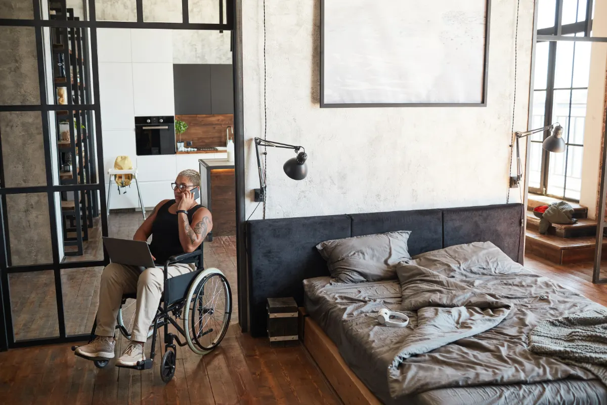 reforma integral para adaptar hogar a personas con mobilñidad reducida detalle de cocina adaptada y habitación para ser accesible