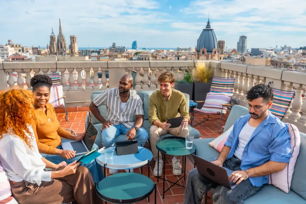 Reforma de terraza en Barcelona- Disfruta tu exterior todo el año - equipo de trabajo en terraza reformada con impresionantes vistas en Barcelona