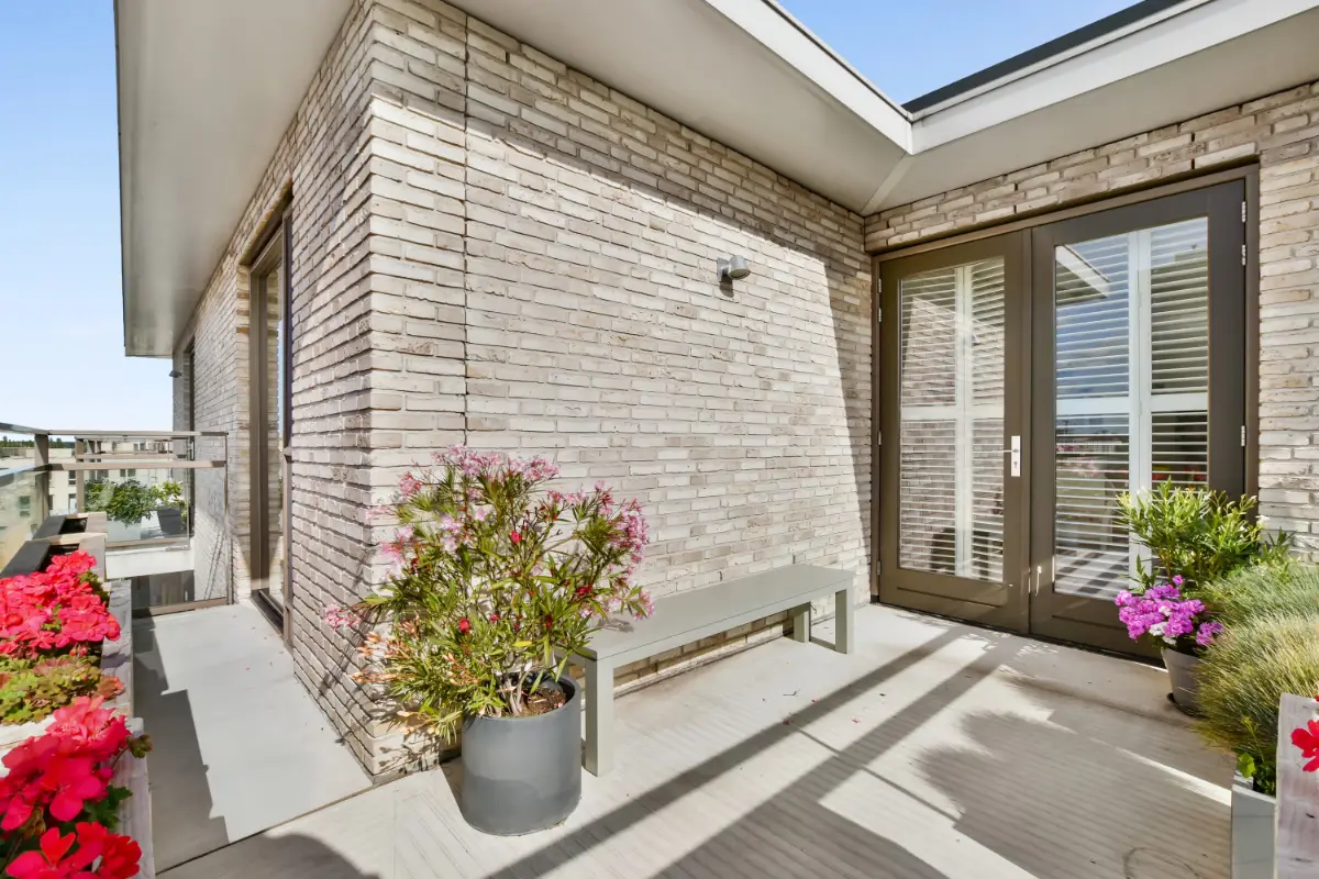amplia terraza con plantas y lugar perfecto para sentarse después de trabajar