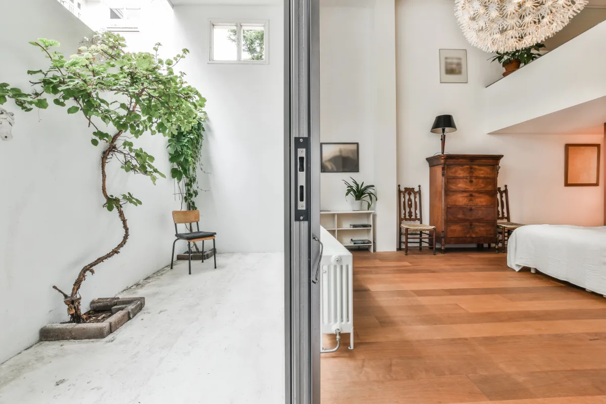 habitación reformada con conexión al exterior mediante terraza interior y cerramientos para terrazas apropiados