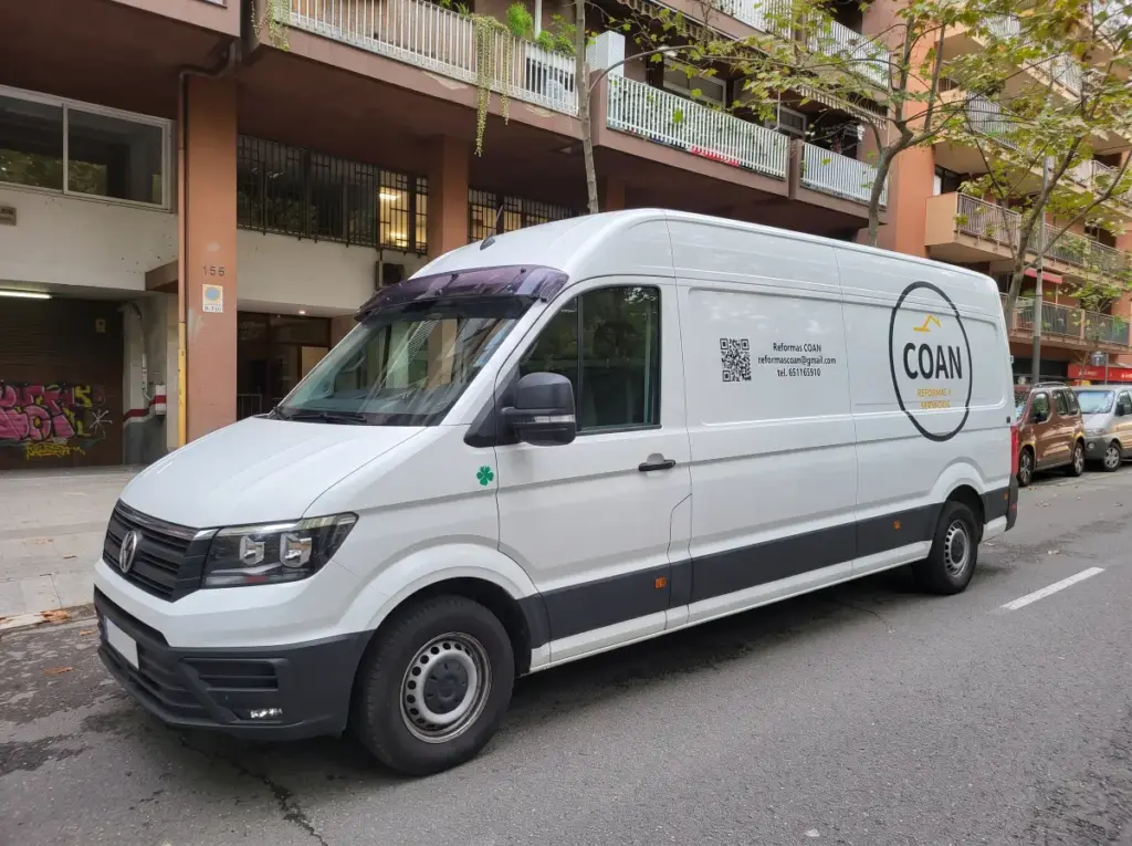 furgoneta para Vaciado de Naves Industriales y Oficinas en Barcelona Reformas COAN vaciado de oficinas locales comerciales